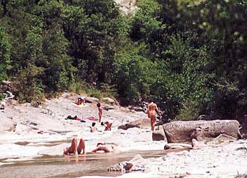 Foto Naturismo Nudismo al Torrente Diaderna in Toscana