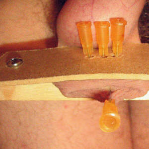 Photo: Pratiche Sessuali BDSM Extreme Cock Torture Play Piercing